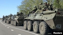Російські бронетранспортери біля кордону з Україною