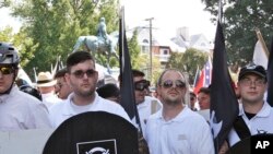 詹姆斯·菲尔兹(左二)手持黑盾参加白人至上主义者在维吉尼亚州夏洛茨维尔的集会。(2017年8月12日)