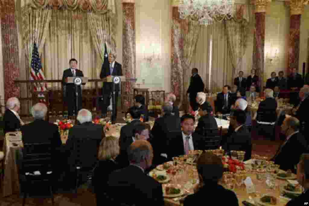 Ngoại trưởng Hoa Kỳ John Kerry lắng nghe Chủ tịch nước Việt Nam Trương Tấn Sang phát biểu trong bữa tiệc trưa tại Bộ Ngoại giao ở Washington, ngày 24/7/2013.
