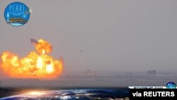 无人驾驶的SpaceX测试火箭完美发射并成功着陆，但在着陆后不久在发射台上爆炸。（2021年3月3日）
