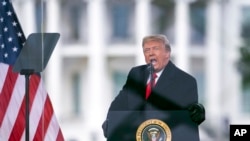 Архівне фото: На цьому фото від 6 січня 2021 року президент США Дональд Трамп виступає на протесті проти сертифікації перемоги Джо Байдена на президентських виборах.