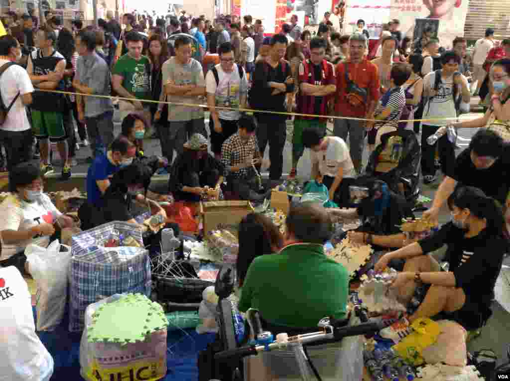 香港警民在旺角对峙 (美国之音海彦 拍摄)