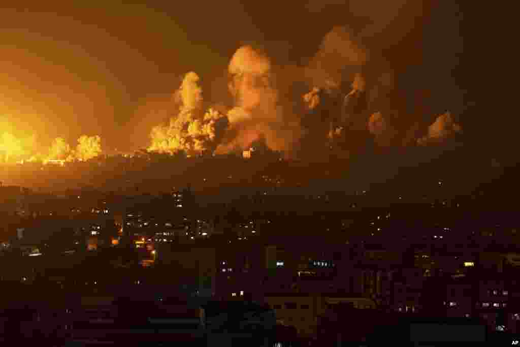 Moto mkubwa umewaka na moshi umetanda hewani katika mji wa Gaza baada ya jeshi la Israel kudondosha mabomu siku ya Jumapili. 