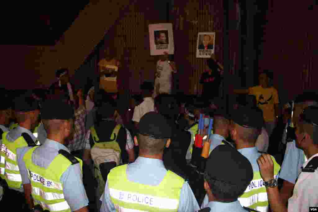 香港社会民主连线等团体抬棺游行遭警方阻止和强行清场(美国之音海彦拍摄)