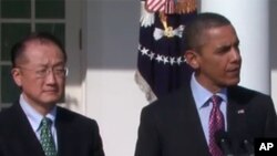 Tổng thống Obama (phải) giới thiệu ông Jim Yong Kim, người được đề cử vào chức vụ Chủ tịch Ngân hàng Thế giới, tại Vườn Hồng Tòa Bạch Ốc hôm 23/3/12