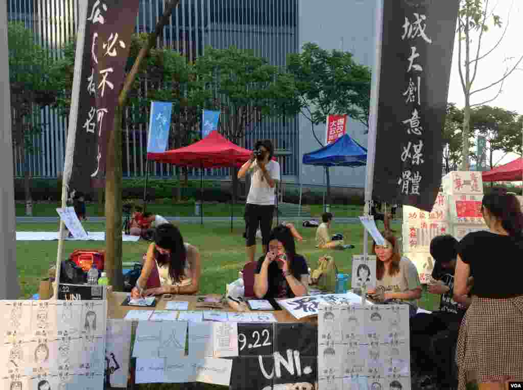 香港学联罢课移师政府总部附近添马公园(美国之音海彦拍摄)