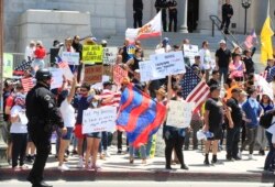 Протест в столиці штату Каліфорнія Сакраменто проти обмежень на діяльність бізнесу, 1 травня 2020 року
