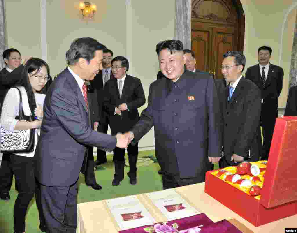 2013年7月下旬,朝鲜领导人金正恩和中国副主席李源潮在平壤握手。