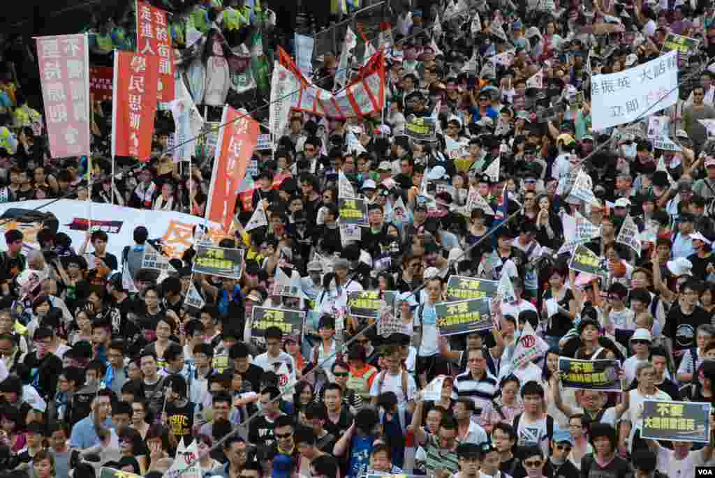 發起71大遊行的民陣表示,今年的參加人數約40萬人,香港警方則表示,高峰期約有6.3萬人