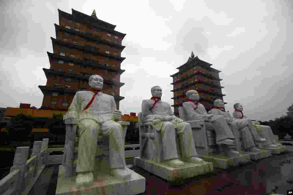 江苏华西幸福园里的中共领袖像,左起:邓小平,周恩来,毛泽东,朱德,刘少奇(2009年8月10日)