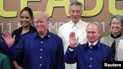 Президент США Трамп та президент Росії Володимир путін під час загального фото на саміті APEC у В'єтнамі, 10 листопада 2017 року.