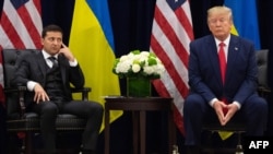 Президент США Дональд Трамп і президент України Володимир Зеленський спостерігають за зустріччю в Нью-Йорку 25 вересня 2019 року на полях Генеральної Асамблеї ООН.