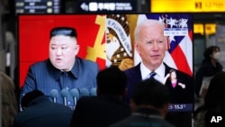 韩国首尔火车站大屏幕上正在播出有关朝鲜和美国的新闻。（美联社）