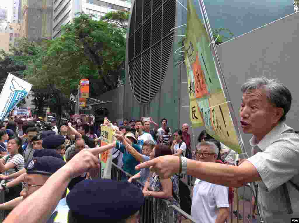 香港泛民多个政党和团体周六声援铜锣湾书店店长林荣基(美国之音海彦拍摄)