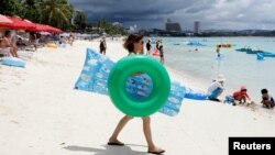 关岛海滩上的游客