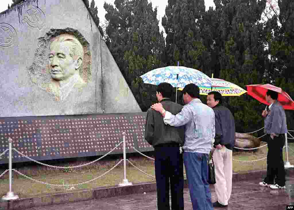 1999年4月14日,中国江西省共青城,人们聚集在胡耀邦的坟墓前。