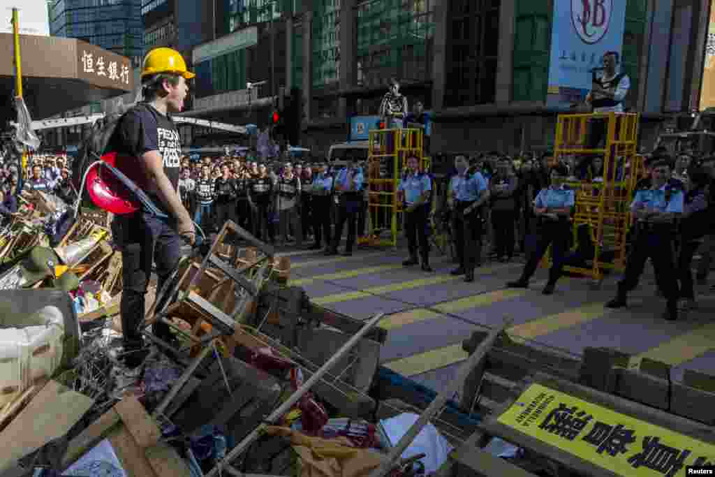 法警拆除旺角抗议现场后， 亲民主示威者爬上路障向警察呼喊