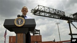TT Barack Obama phát biểu tại Cảng Tampa về thương mại với Mỹ châu La tinh trước khi lên đường sang Colombia để dự Hội nghị Thượng đỉnh, ngày 13 tháng 4, 2012.