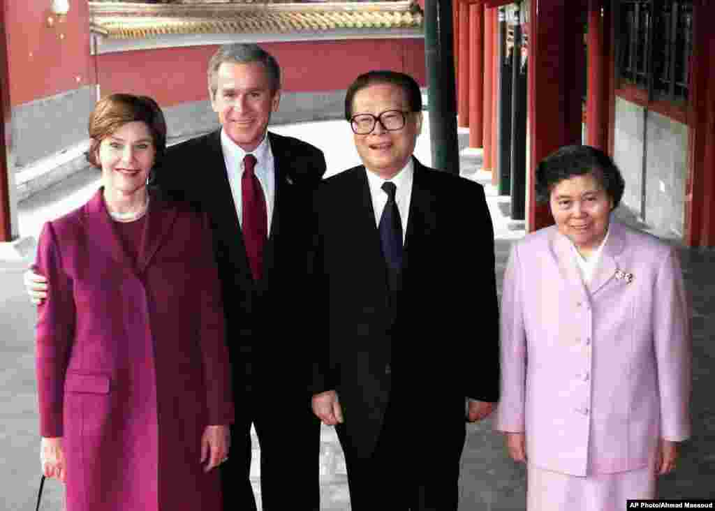 2002年2月22日，美国总统布什和夫人，中国主席江泽民和夫人在北京中南海。