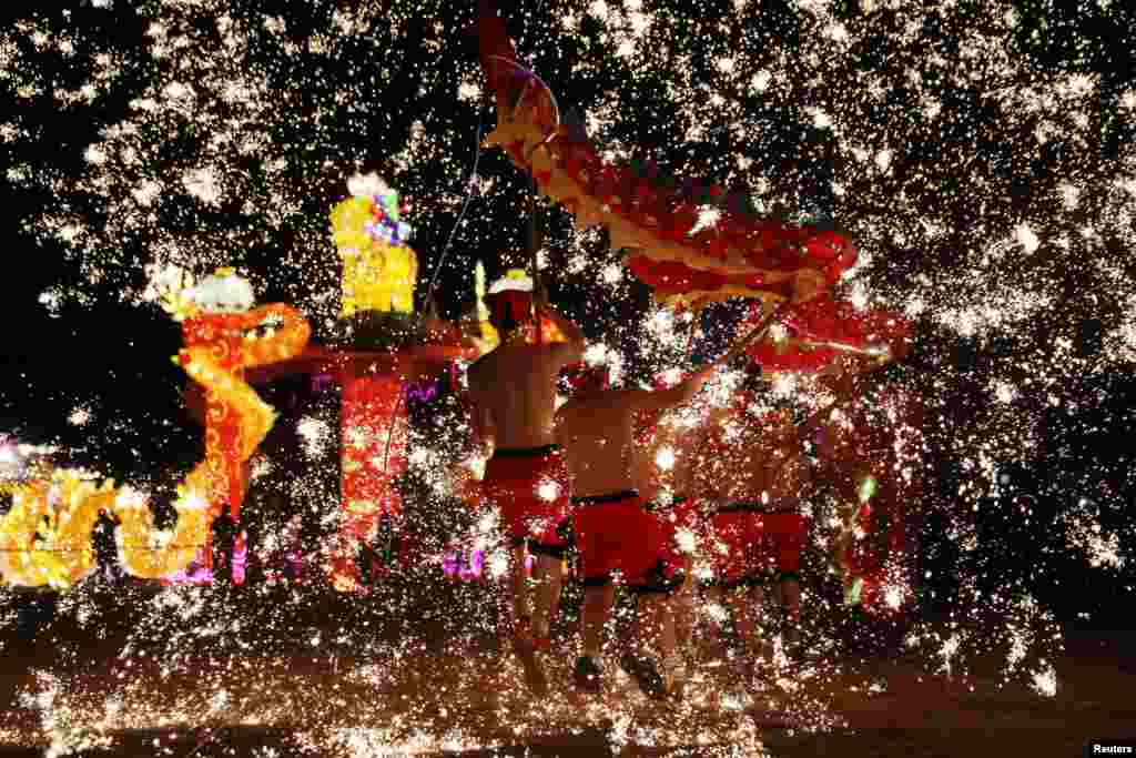 2018年2月14日,中国河南省商丘,农历新年除夕,民间艺人表演熔铁火花和火龙舞。