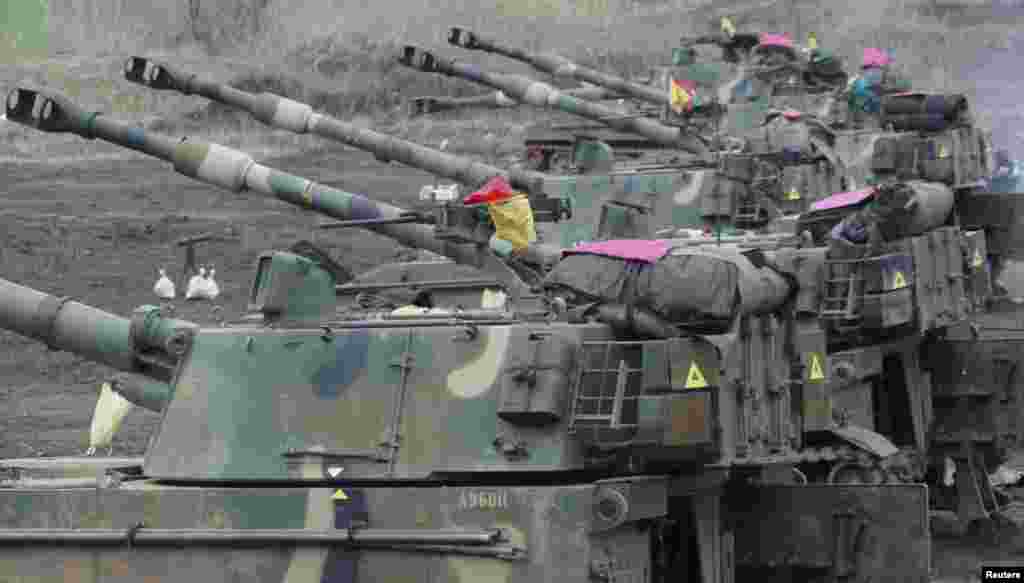 2013年4月2日,韩国士兵在首尔以北的坡州分隔朝鲜半岛南北方的非军事区附近进行实弹操练。