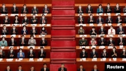 2023年3月5日中国国家主席习近平和其他官员在中国北京人民大会堂举行的全国人民代表大会开幕式上