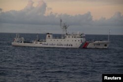 中国船舰2013年8月在钓鱼岛（日本称尖阁诸岛）附近行驶