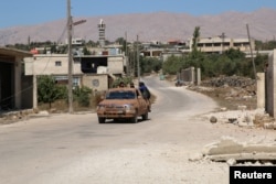 Các phần tử nổi dậy điều khiển phương tiện ở Jubata al-Khashab, Quneitra, Syria, ngày 11 tháng 9 năm 2016.