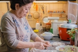 电影《孤味》中的秀英阿嬷一辈子靠着卖虾捲，养大三个女儿。 （威视电影授权提供）