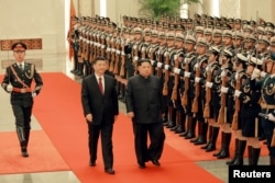中国国家主席习近平在北京人民大会堂的欢迎仪式上同朝鲜国务委员会委员长金正恩检阅礼兵。（朝鲜官媒朝中社 2018年3月28日对路透社发布的照片）。