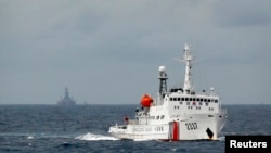 Tàu Cảnh sát biển Trung Quốc phía trước giàn khoan dầu gần Hoàng Sa, ngày 13/6/2014.