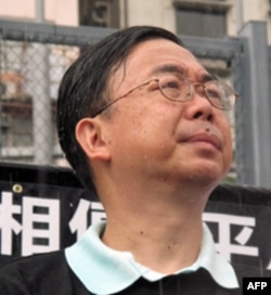 立法会议员张文光雨水中为六四遇难者默哀