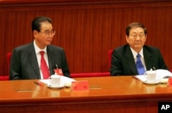 资料照：中共十七大主席台上有前总理李鹏（左）和前总理朱镕基