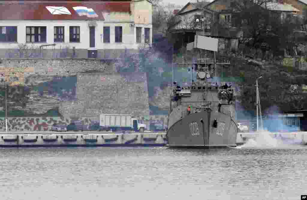 Hải quân Ukraina chuẩn bị chiến hạm chống tàu ngầm 'Ternopil' tại cảng Sevastopol, Crimea, ngày 2/3/2014.