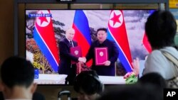 Президент Росії Володимир Путін уже достатньо зробив, у тому числі своєю останньою поїздкою до Північної Кореї, щоб переконати західних лідерів у тому, що він воює не лише проти України, але проти всього Заходу, кажуть експерти The Economist. На фото Сеул, 1 червня 2024 р. (AP)