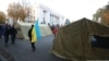 Біля Верховної Ради активісти продовжують встановлювати намети, вже є 12 великих і 20 маленьких