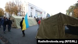 Встановлені поблизу Верховної Ради намети, 17 жовтня 2017 року