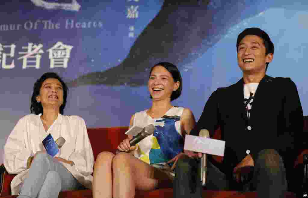 台湾演员柯宇纶(右)、导演张艾嘉(左)和马来西亚女演员李心洁在台北出席活动(2015年4月2日)。柯宇纶主演的台湾艺术片《强尼‧凯克》本来宣布将于2018年4月13日在大陆上映,但中国有网民指柯宇纶为台独艺人,说他参加过反服贸运动,更被蔡英文点名称讚。于是《强尼‧凯克》的大陆发行商宣布推迟上映。