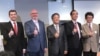 时任美国在台协会代理处长谷立言（左二）2019年11月4日在美台“大规模网路攻防演练”开幕仪式上与其他美台官员合影。（美国之音）