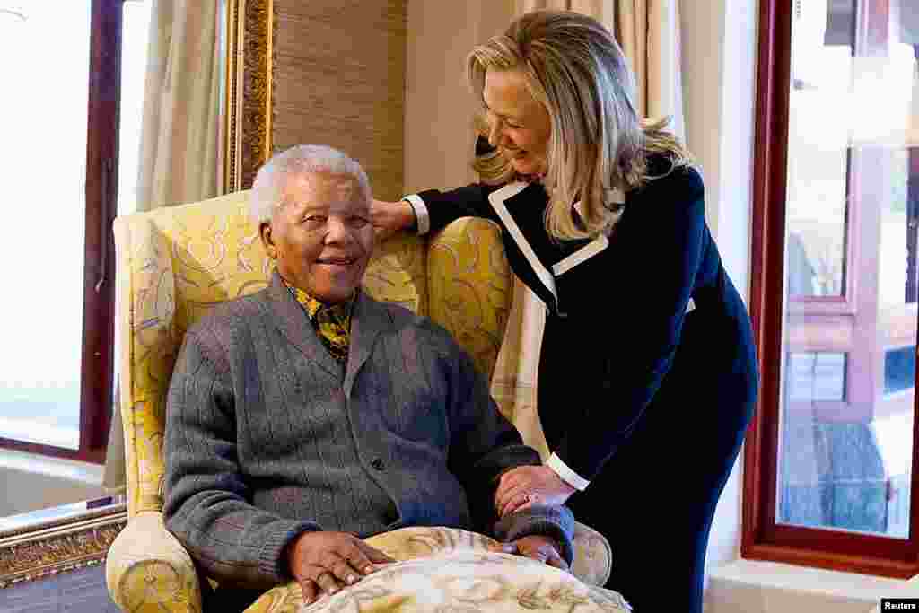 Bà Clinton đến thăm cựu Tổng thống Nam Phi Nelson Mandela tại tư thất của ông ở Qunu. 6/8/2012.
