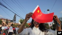 尼泊尔人在路边欢迎中国国家主席习近平访问加德满都。(2019年10月12日)