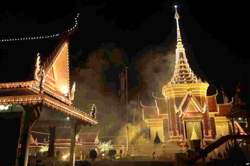 Đài hỏa táng tại Phnom Penh được xây đặc biệt cho lễ hỏa táng cựu hoàng.