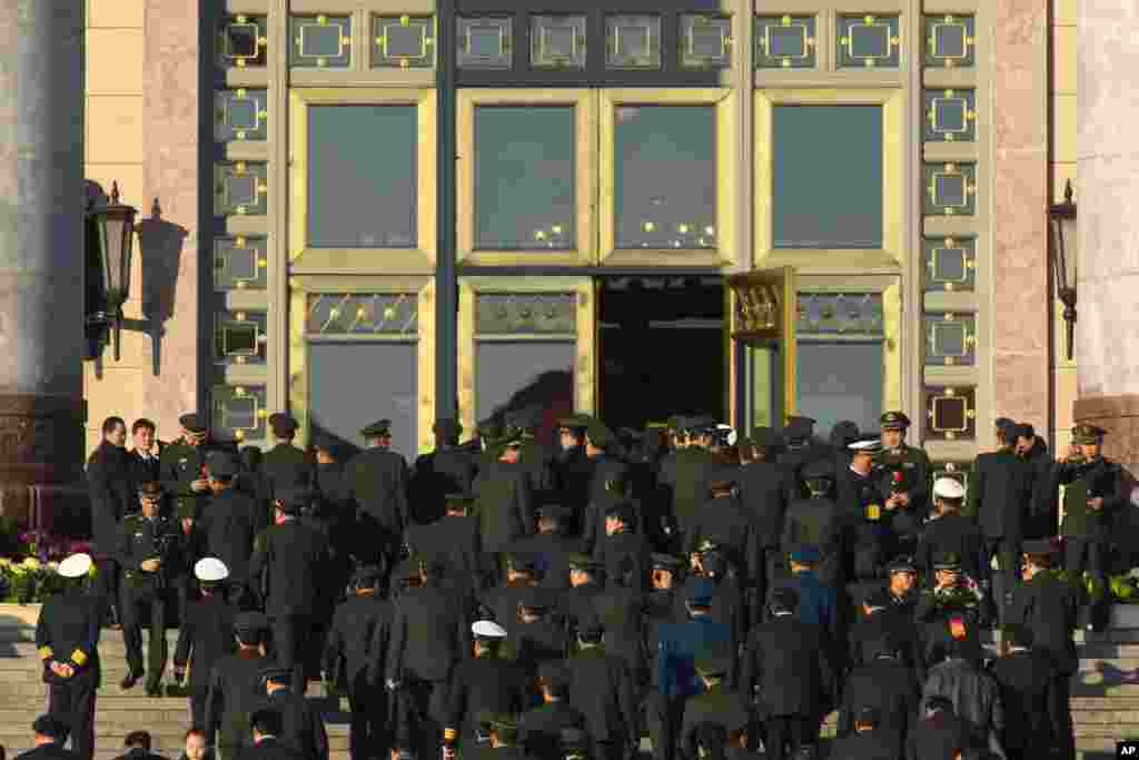2012年11月14日,出席中共18大的人民解放军代表进入北京的人民大会堂,参加闭幕式。