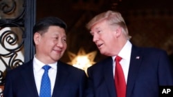 美国总统川普与到访的中国国家主席习近平在佛罗里达海湖庄园。 (2017年4月7日)
