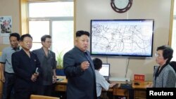 朝鲜领导人金正恩视察气象站。（资料照片）