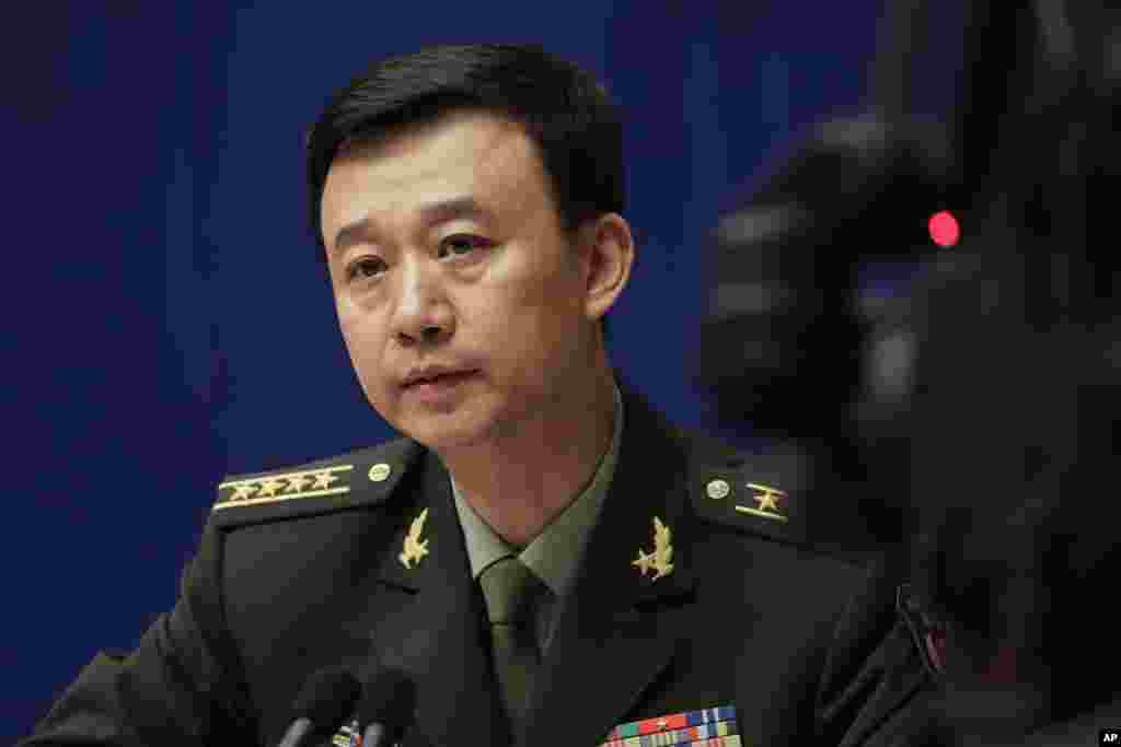 中国国防部发言人吴谦大校在北京的记者会上(2017年7月24日)。2018年1月25日,在国防部例行记者会上,有记者询问范长龙是否被调查。按照路透社的英文报道,吴谦回答道:“至于这个……( rumor ),我建议你看看1月18日解放军报文章《用练兵热潮作答胜战之问》”。这篇文章说:“2016年6月26日解放军报报道,全军实战化军事训练座谈会在京召开,中央军委副主席范长龙、许其亮出席并讲话” 。但是中国国防部网站上的《2018年1月国防部例行记者会文字实录》和“实况录播”,都没有这段问答。