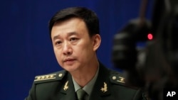 中国国防部发言人吴谦大校2017年7月24日主持记者会（美联社）