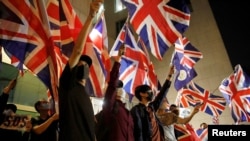 香港抗议者手举英国国旗在英国驻港总领事馆前示威。（2019年10月23日）