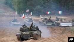 Фото для ілюстрації: танки та бойові машини США, Італії, Канади та Польщі на навчаннях НАТО в Латвії, 2021 рік