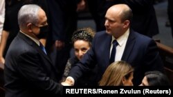 Беньямін Нетаньягу та прем'єр-міністр Ізраїлю Нафталі Беннет потискають руки